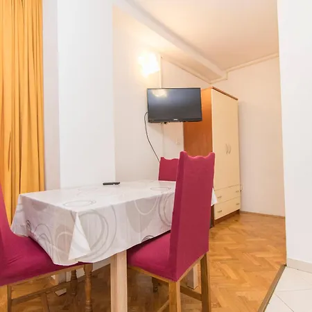 Ivo Apartman *